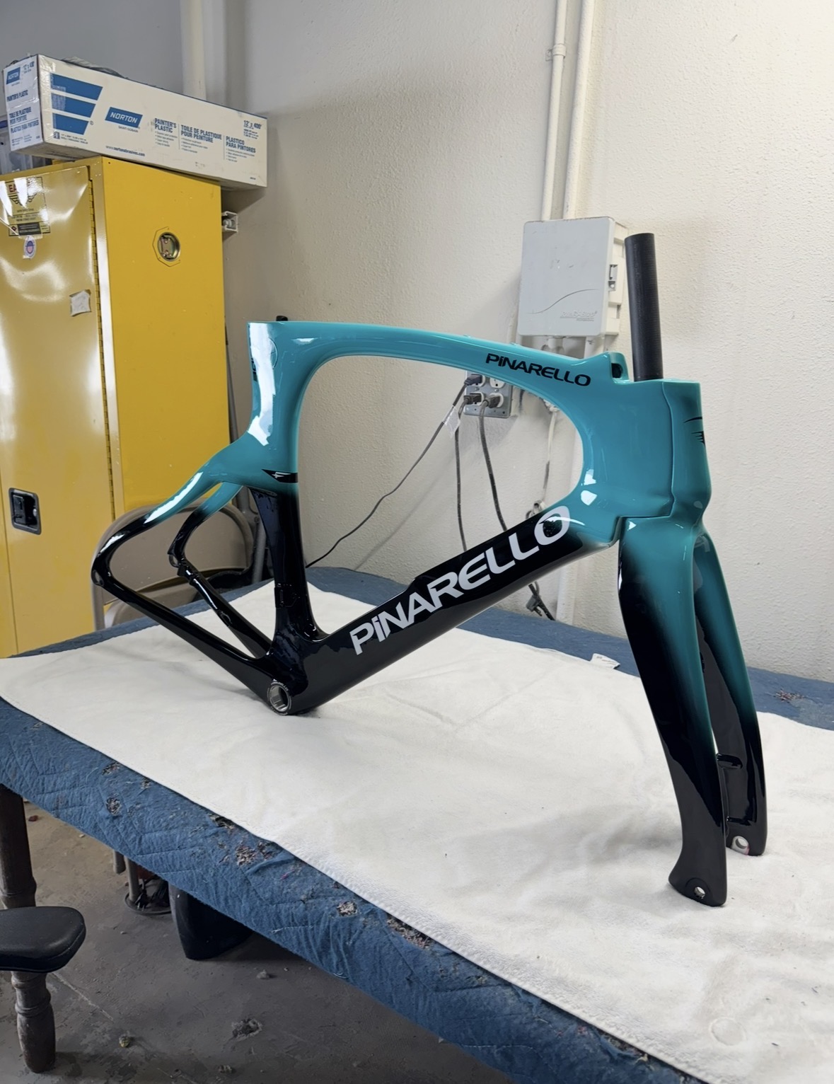Pinarello — teal to black fade with matching fork